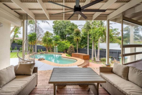 'The Moondah Manor' A Poolside Family Retreat